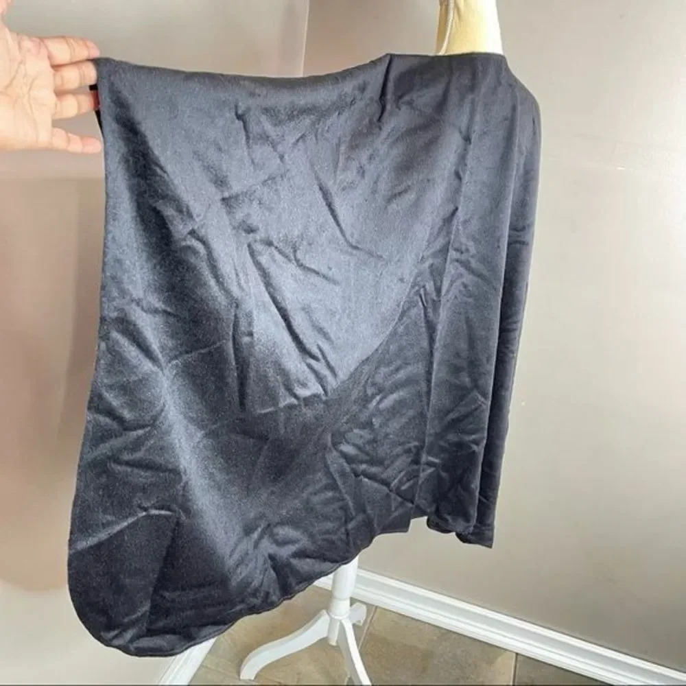 Tom Gutie Baby Alpaca Round Edge Cape Black